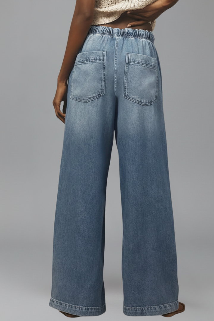 Effortless Relaxed Light Blue Jeans for Women with Elastic Waist Style
