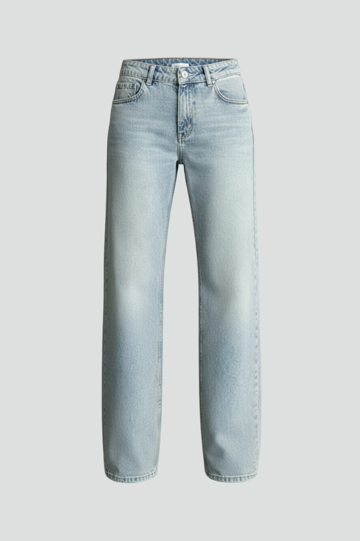 Stylish Relaxed Light Blue Jeans for Women with High Waist Style